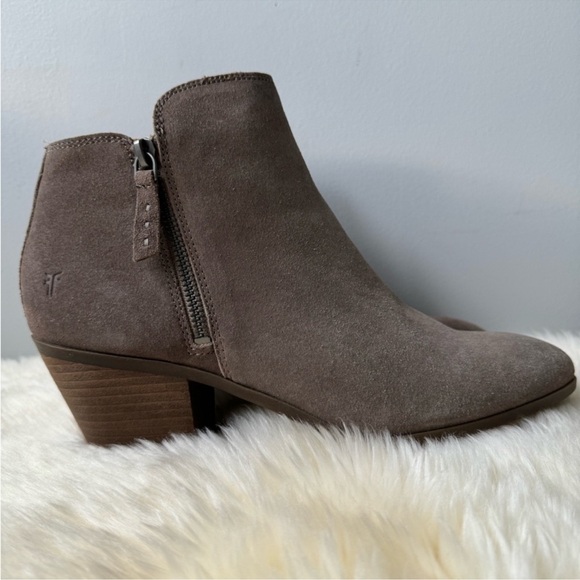 Frye Judith Taupe Double Zip Suede Ankle Booties Size 10 - Picture 2 of 13